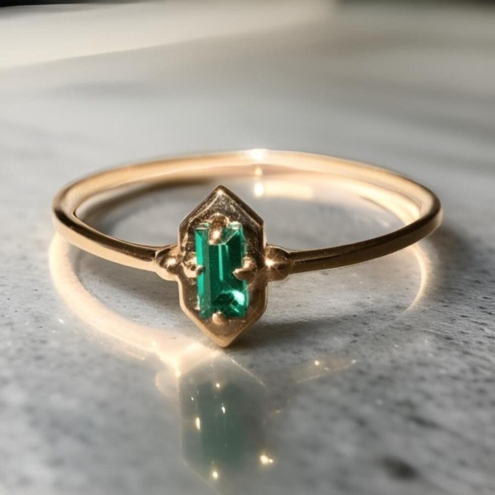 New Size 7 Emerald Cut Green Pronged Gold Ring Minimalist